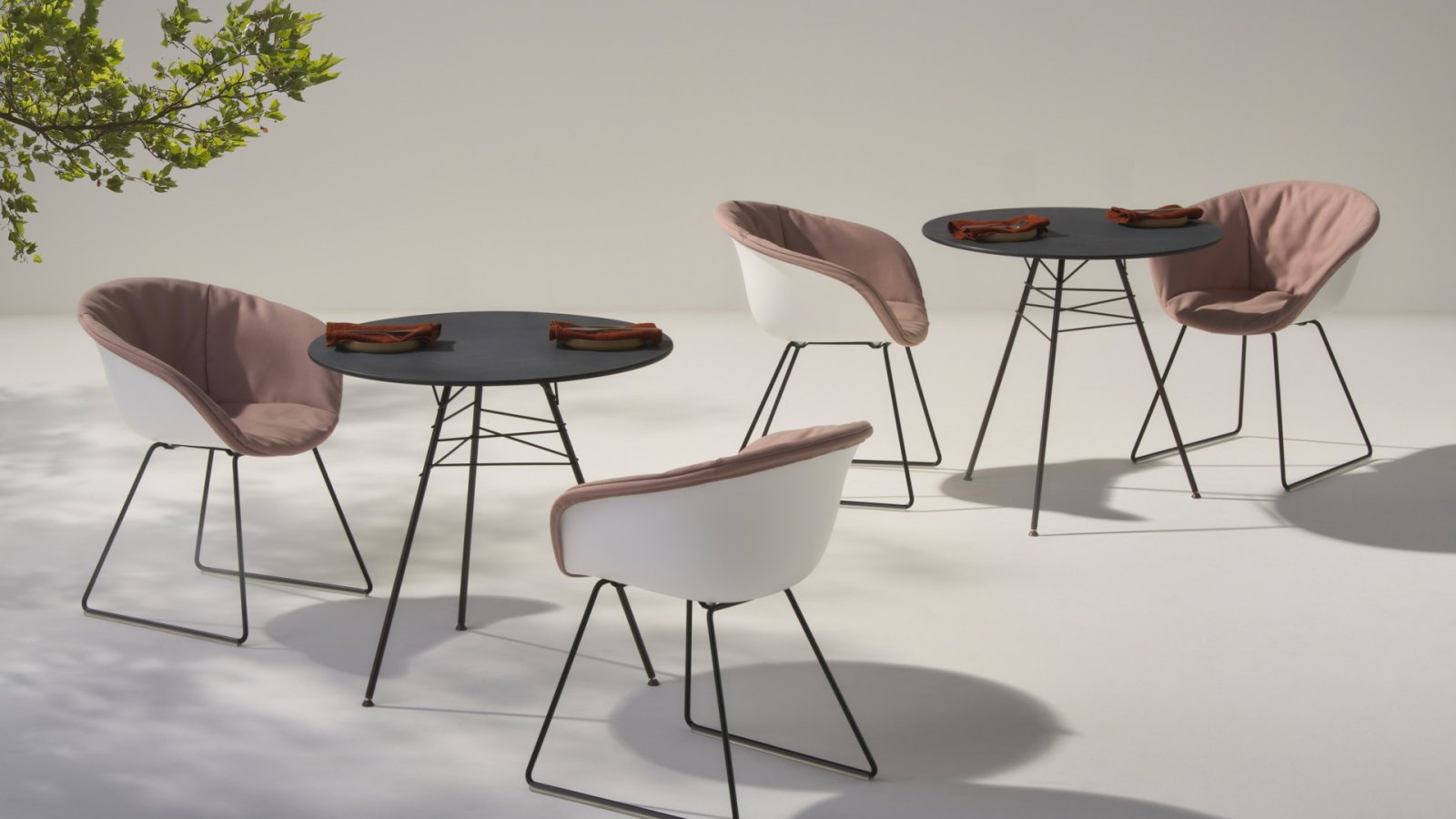 Καρέκλα design Leaf της Arper με ατσάλινη δομή νευρώσεων φύλλου σε lounge