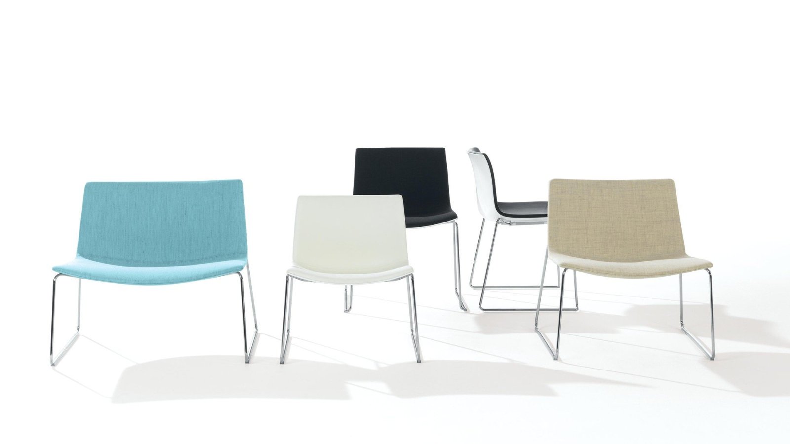 Καρέκλα design Catifa 53 της Arper με κέλυφος ντυμένο σε σκληρό δέρμα