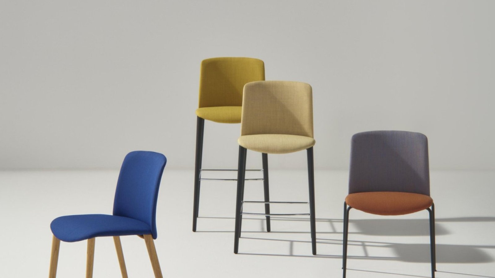 Καρέκλα design Mixu της Arper με διαφορετικά υλικά σε κάθισμα και πλάτη σε τραπεζαρία