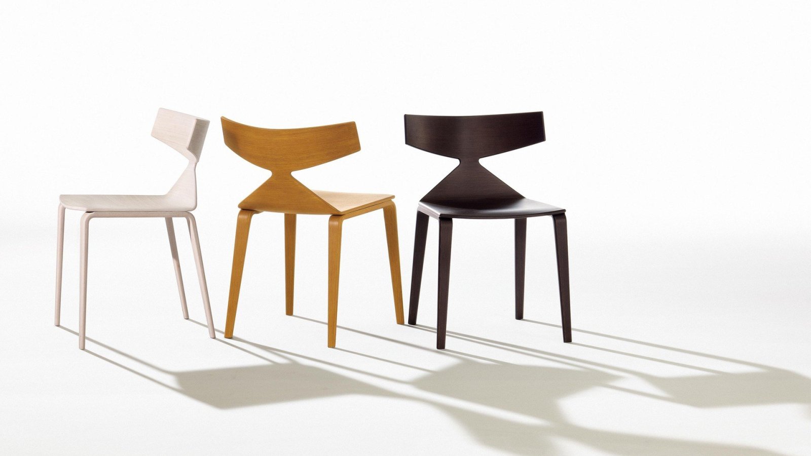 Καρέκλα design Saya της Arper με κέλυφος δρυός σε τραπεζαρία