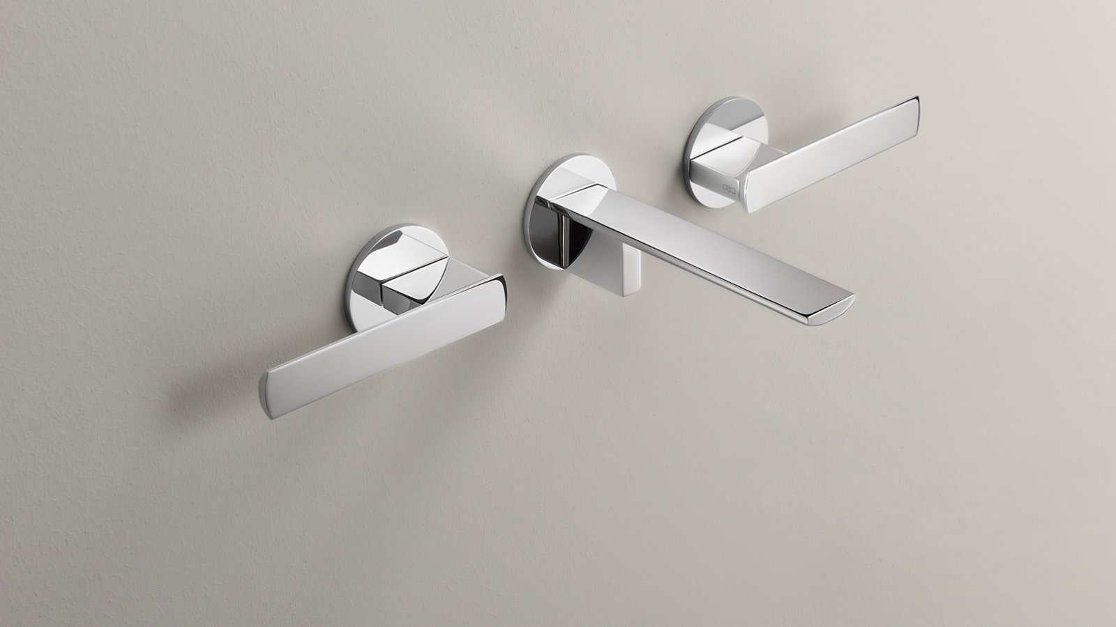 Ayla της Cea Design, επιτοίχια μπαταρία δύο λαβών από γυαλισμένο ανοξείδωτο χάλυβα