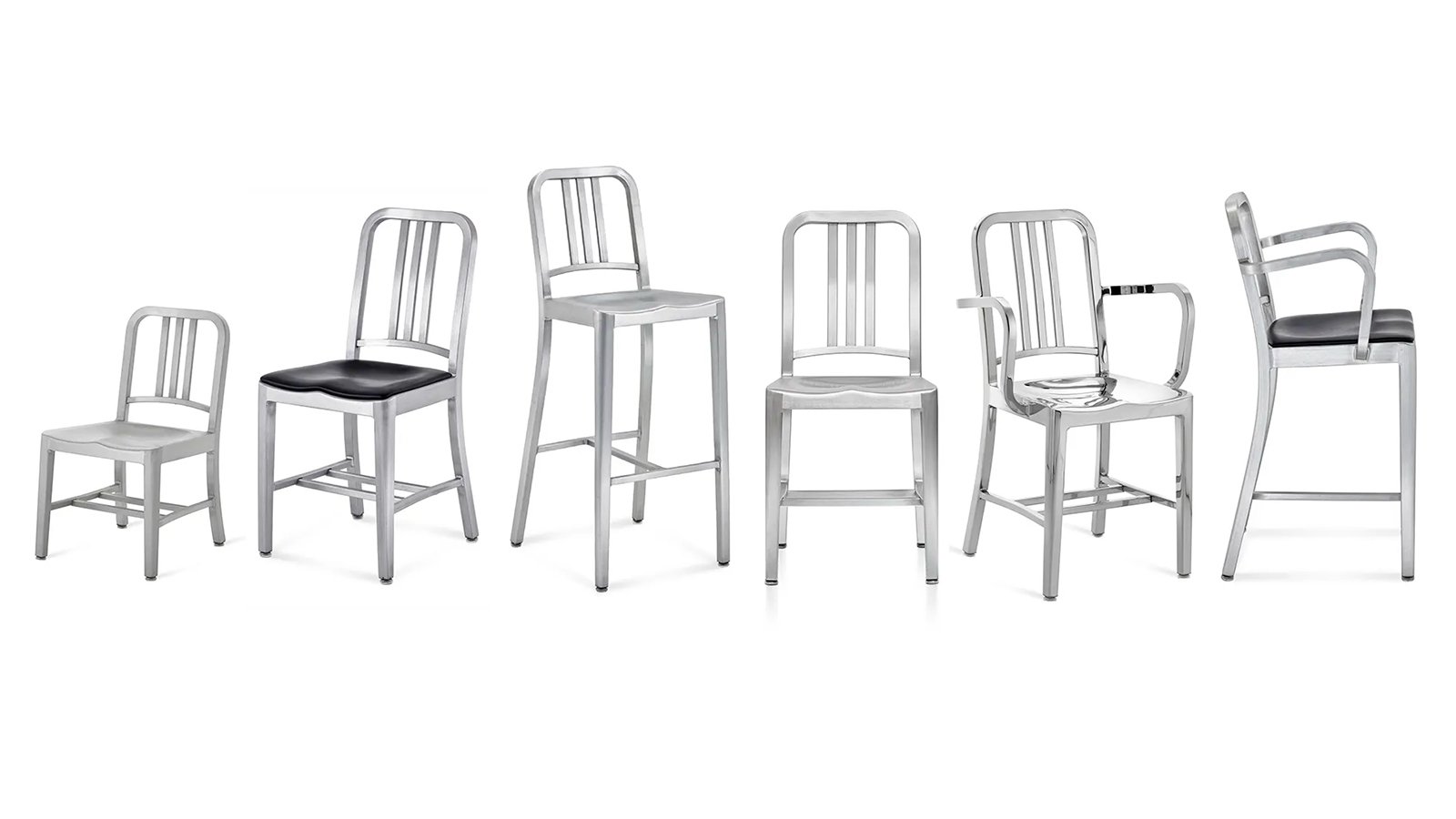 Καρέκλες design Navy 1006 της Emeco από βουρτσισμένο αλουμίνιο σε βεράντα πάνω από τη θάλασσα