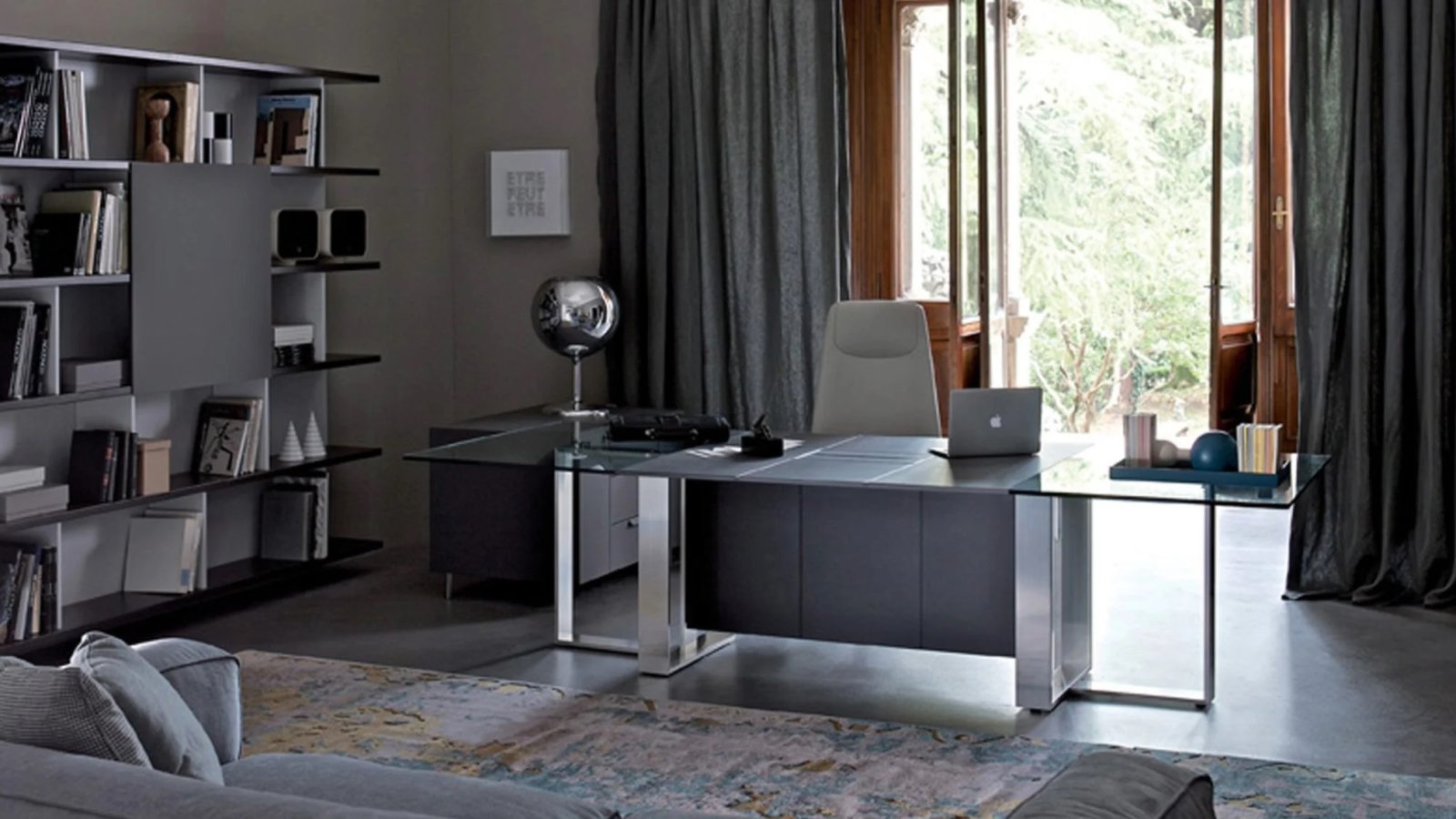 Γραφείο design Altagamma της Estel σε καπλαμά με χωνευτό top access και πόδια-πλαίσιο αλουμινίου