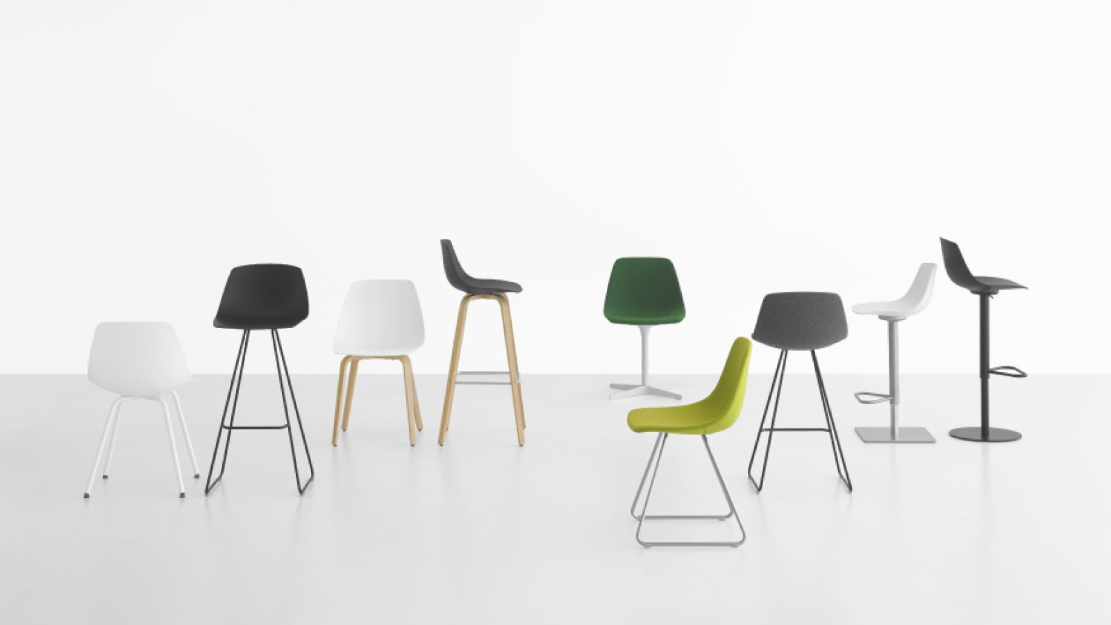 Σκαμπό μπαρ design Miunn της Lapalma με κυρτό ξύλινο κάθισμα