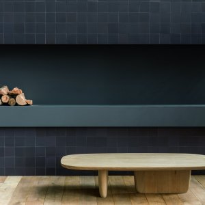 Χώρος αναμονής με δάπεδο Mews σε χρώμα Chalk και δερμάτινες πολυθρόνες