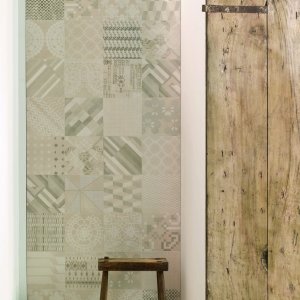 Τοίχος πατσουόρκ με πλακάκια Azulej Grigio combination της Mutina
