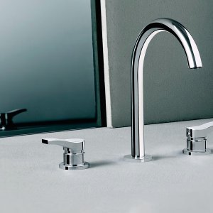 Τηλέφωνο ντους FIT με σπιράλ δίπλα στα χειριστήρια της AL/23