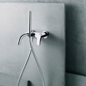 Ψηλή εκδοχή της μπαταρίας AL/23 δίπλα σε επικαθήμενο νιπτήρα