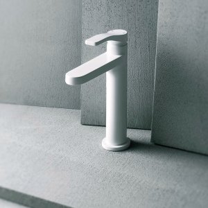 Μονότρυπη μπαταρία νιπτήρα AL/23 Fantini σε χρώμιο μπροστά σε πλάκα γκρίζου μπετόν