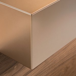 Μετώπη σε λευκασμένη δρυ και υπερύψωση brown μεταλλικό στον πάγκο Toki
