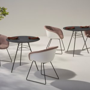 Καρέκλα design Leaf της Arper με ατσάλινη δομή νευρώσεων φύλλου σε lounge