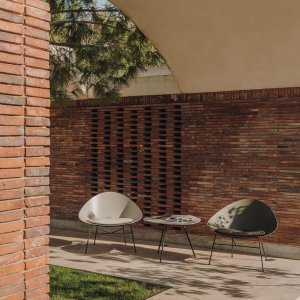 Καρέκλα design Leaf με μαξιλάρι από μαλακό δέρμα της Arper