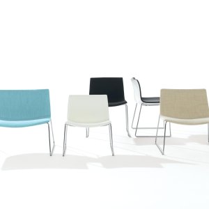 Καρέκλα design Catifa 53 της Arper με κέλυφος ντυμένο σε σκληρό δέρμα