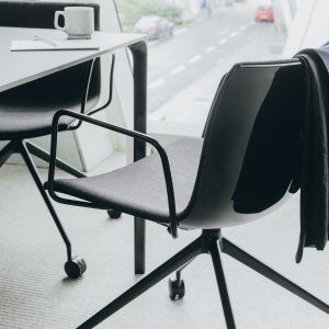 Περιστρεφόμενη βάση αλουμινίου κάτω από μια Catifa 53