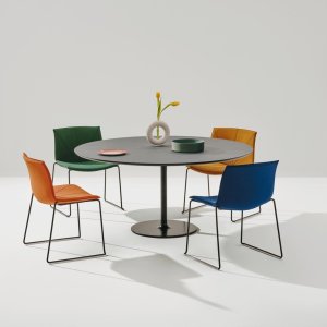 Καρέκλες design Catifa 53 γύρω από τραπέζι συνεδριάσεων
