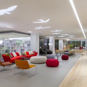 Τραπέζι Leaf με επιφάνεια Compact HPL σε σχήμα βότσαλου της Arper