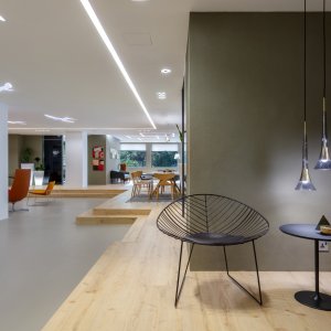 Πολυθρόνα lounge Leaf της Arper δίπλα σε χαμηλό τραπέζι 50 εκ.