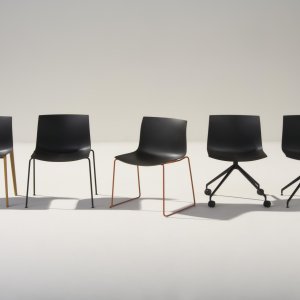 Καρέκλα design Catifa Carta της Arper με κέλυφος PaperShell από χαρτί και φυσική ρητίνη