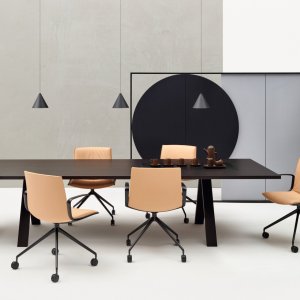 Cross Office με μονάδες ρεύματος και δεδομένων