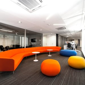 Τριθέσιος καναπές Loop σε lounge ξενοδοχείου