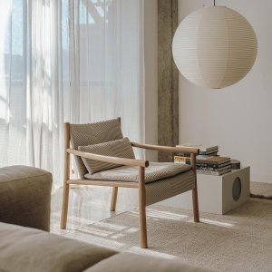 Kata Lounge σε βεράντα με ριγέ πλεκτό
