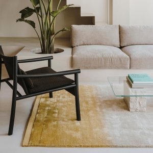 Kata Lounge δίπλα σε χαμηλό τραπεζάκι
