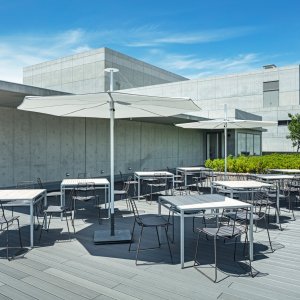 Τετράγωνο τραπέζι Leaf της Arper με βαμμένο ατσάλινο σκελετό