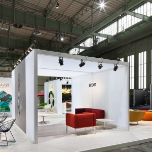 Καρέκλες design Leaf γύρω από τραπέζι Compact HPL της Arper