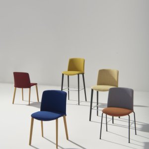 Πλήρως ταπετσαρισμένη καρέκλα Mixu της Arper σε lounge ξενοδοχείου