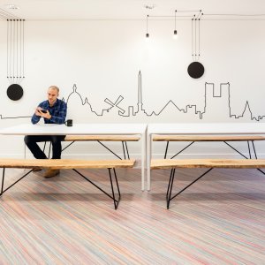 Home office με τραπέζι Nuur της Arper και φορητό υπολογιστή
