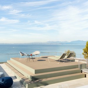 Χρωμιωμένη καρέκλα Leaf της Arper για εσωτερικά έργα