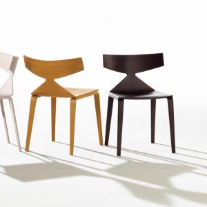 Καρέκλα design Saya της Arper με κέλυφος δρυός σε τραπεζαρία