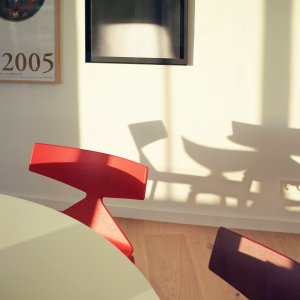 Δερμάτινο μαξιλάρι στο κάθισμα καρέκλας Saya της Arper