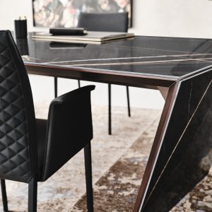Πόδι σε φινίρισμα titanium στο γραφείο design Nasdaq