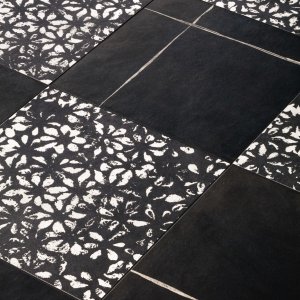 Chymia τοποθετημένη κατακόρυφα σε τοίχο