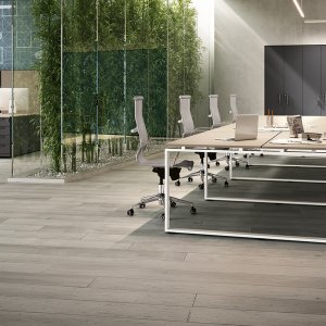 Έπιπλο Bridge Loft ανάμεσα σε δύο γραφεία