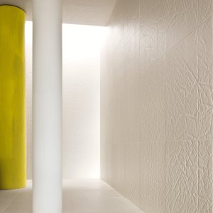 Μπάνιο επενδυμένο με λευκή Folded των Raw Edges