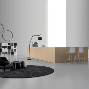 Qubo σε λόμπι γραφείου και σε ρεσεψιόν ξενοδοχείου με την ίδια σειρά