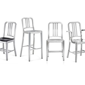 Καρέκλες design Navy 1006 της Emeco από βουρτσισμένο αλουμίνιο σε βεράντα πάνω από τη θάλασσα