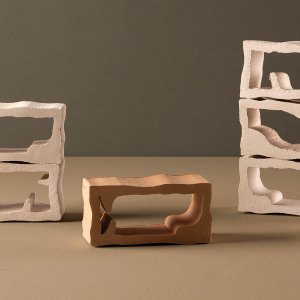 Sand Matt 30×30 cm στο δάπεδο, φόντο Plain Tiles του Faces & Figures