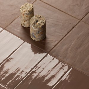 Αυτιά, στόματα και μάτια Glossy πάνω σε φόντο Chalk Matt 15×15 της Mutina