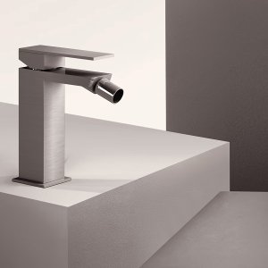 Ψηλή μπαταρία Mint σε Matt Black δίπλα σε επικαθήμενο νιπτήρα