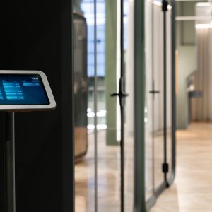 Σκούρο Framery One Compact δίπλα σε θέσεις εργασίας
