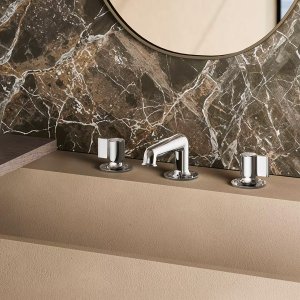 Στήλη ντους Flora Outdoor δίπλα στην πισίνα, σε σατινέ ανοξείδωτο