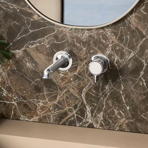 Βρύσες design Fantini Flora στο χείλος της μπανιέρας: στόμιο, λαβές, τηλέφωνο