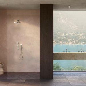 Μπανιέρα με λαβές και στόμιο Flora σε οριζόντια σειρά στον τοίχο