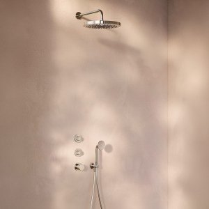 Τηλέφωνο ντους Flora στο στήριγμά του, με σπιράλ και στρογγυλή ροζέτα