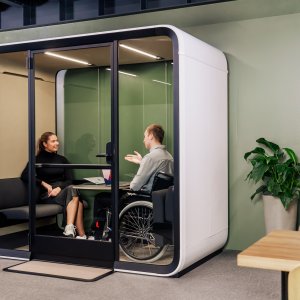 Framery Four Accessible με αναδιπλούμενα έπιπλα