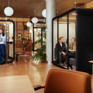 Ρυθμιζόμενο κάθισμα με υποπόδιο στο Framery One Compact
