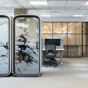 Το Framery One Compact σε προφίλ πάνω σε ένα τετραγωνικό μέτρο